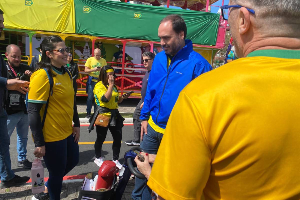 Carlos Bolsonaro diz que eleição poderá definir quatro ministros do STF e pede ‘resgate da democracia' em SC