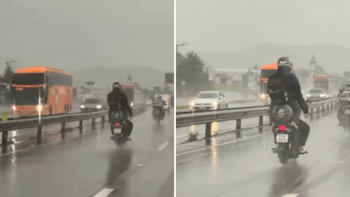Passageira é flagrada sentada sobre botijão de gás em moto na BR-101, em Itajaí